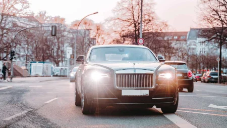Rolls Royce passe à l’électrique et anticipe les défis de l’industrie du transport